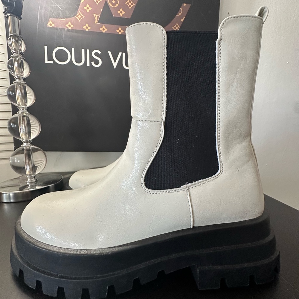 🆕Dirty Laundry White Chunky Boots